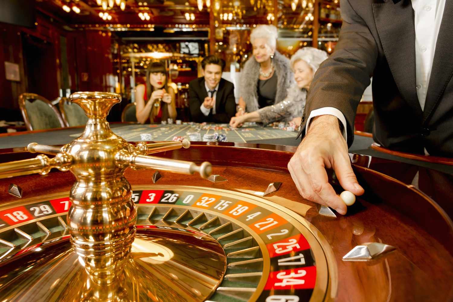 Pengalaman hiburan mobile dan browsing sports casino dengan lanskap kota Bandung di sore hari